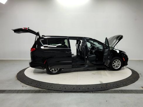 Used 2025 Chrysler Pacifica Select FWD image 17