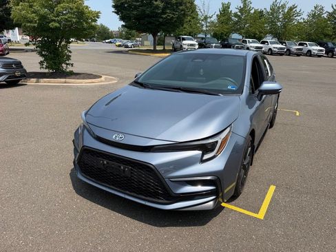 Used 2024 Toyota Corolla SE FWD image 3