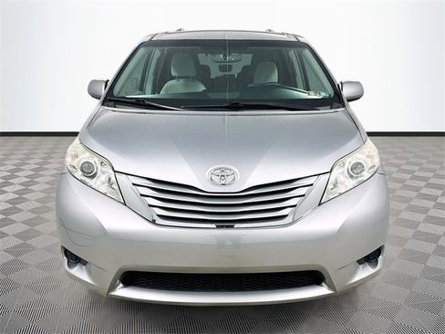 Used 2017 Toyota Sienna LE image 2