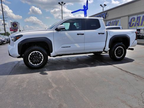 Used 2025 Toyota Tacoma TRD Off-Road AWD/4WD image 4