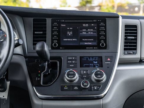Used 2019 Toyota Sienna LE FWD image 29