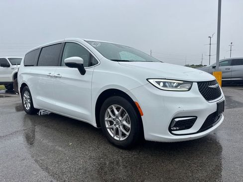 Used 2023 Chrysler Pacifica Touring-L FWD image 8