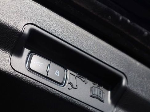 Used 2023 Ford Explorer XLT image 33