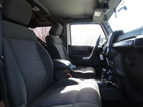 Used 2012 Jeep Wrangler Sahara w/ Connectivity Group image 15