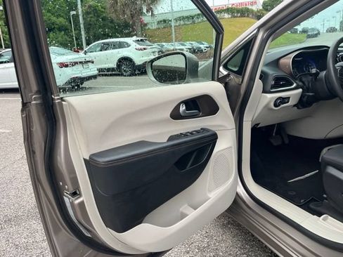 Used 2018 Chrysler Pacifica Touring Plus FWD image 5