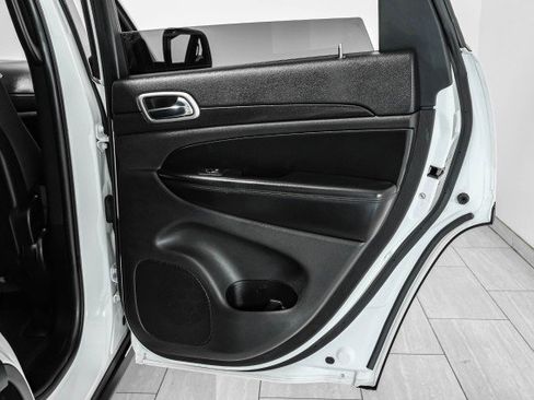 Used 2018 Jeep Grand Cherokee Laredo image 39