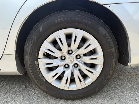 Used 2012 Toyota Camry LE FWD image 31