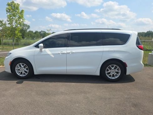 Used 2022 Chrysler Pacifica Touring-L FWD image 16