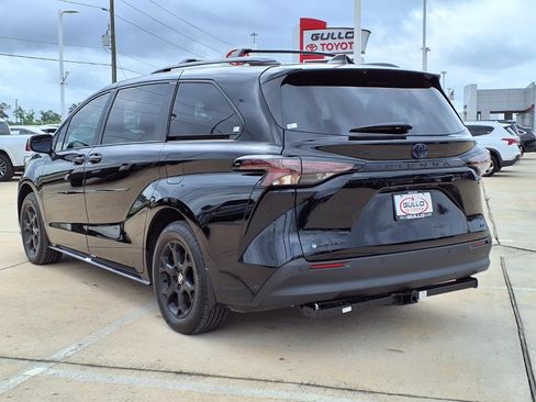 Certified 2025 Toyota Sienna XLE Woodland Edition image 2