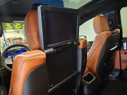 Used 2025 Chrysler Pacifica Pinnacle FWD image 16