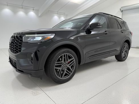 Used 2025 Ford Explorer ST-Line w/ ST-Line Street Pack image 3