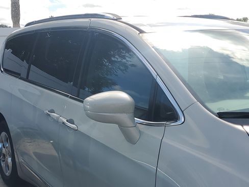 Used 2017 Chrysler Pacifica Touring-L Plus FWD image 3