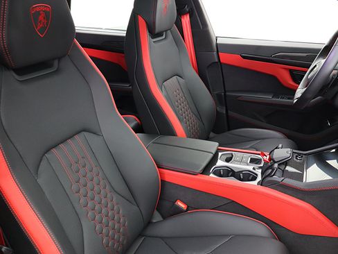 Used 2025 Lamborghini Urus SE AWD/4WD image 24