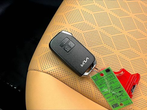 Used 2024 Kia Carnival LX FWD image 36
