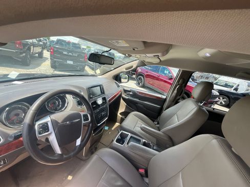 Used 2016 Chrysler Town & Country Touring w/ Driver Convenience Group FWD image 10