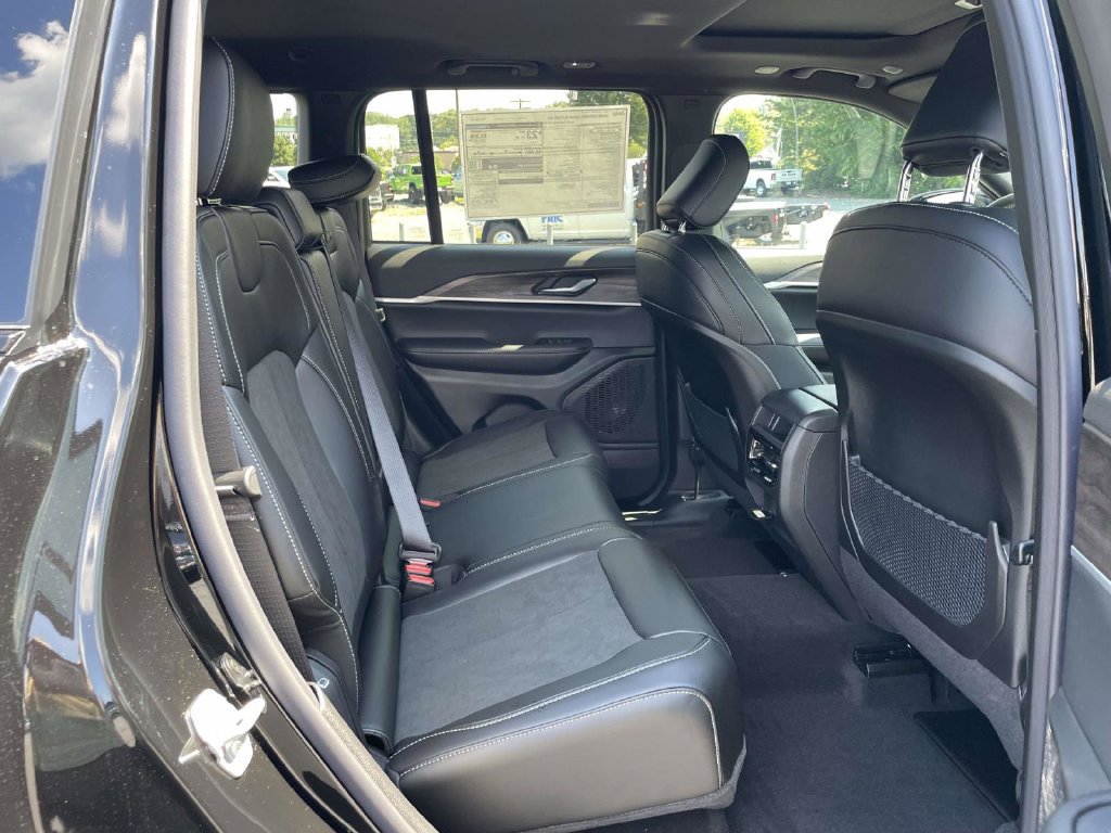 New 2027 Jeep Grand Cherokee Altitude RWD image 17