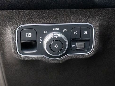 Used 2021 Mercedes-Benz GLB 250 4MATIC w/ Premium Package image 22