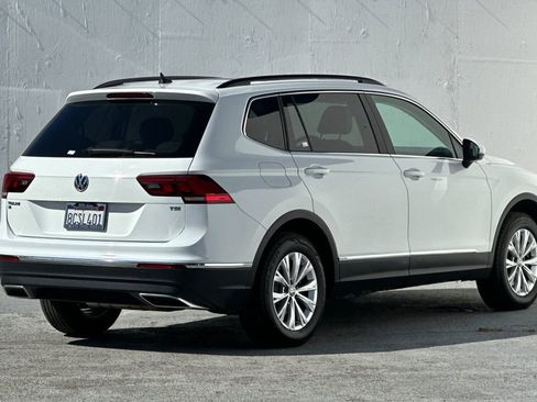 Used 2018 Volkswagen Tiguan SE w/ Panoramic Sunroof Package FWD image 3