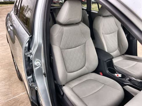 Used 2022 Toyota Corolla Cross LE image 12