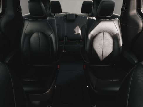 New 2027 Chrysler Pacifica Select FWD image 3