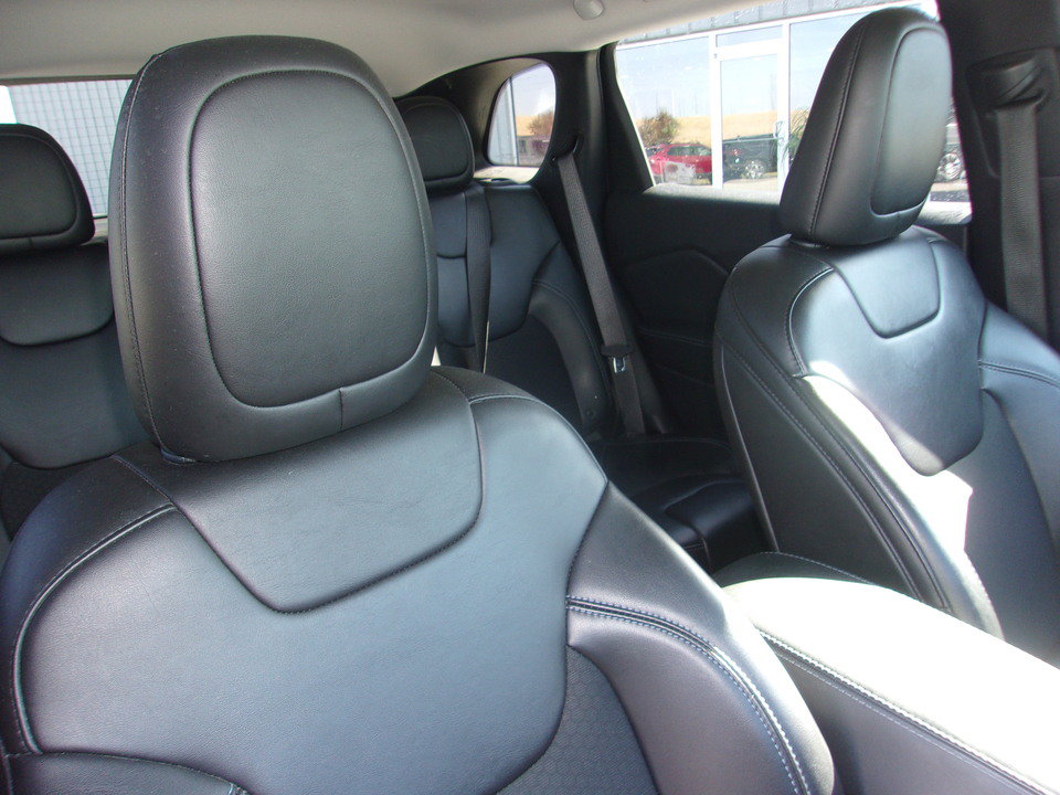 Used 2019 Jeep Cherokee Latitude Plus w/ Cold Weather Group AWD/4WD image 20