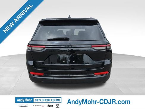 Used 2023 Jeep Grand Cherokee Limited w/ Black Appearance Package AWD/4WD image 6
