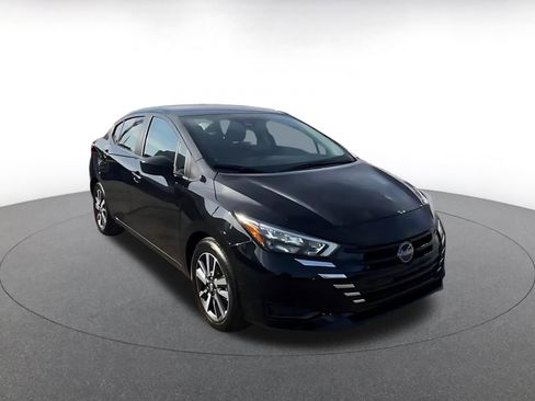 Used 2025 Nissan Versa SV image 3