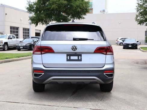 Used 2022 Volkswagen Taos SE FWD image 5