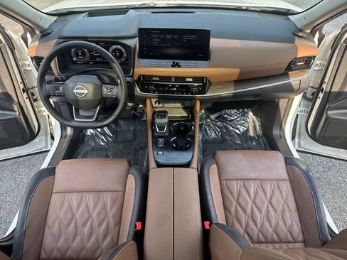 Used 2025 Nissan Rogue Platinum w/ Platinum Premium Package FWD image 9