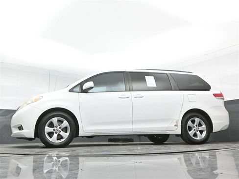 Used 2012 Toyota Sienna LE image 38