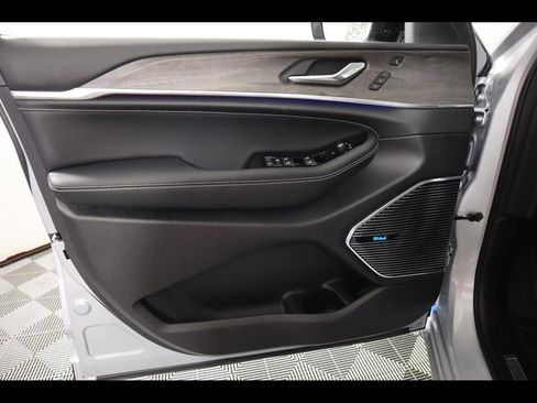 New 2024 Jeep Grand Cherokee Overland w/ Luxury Tech Group IV AWD/4WD image 10