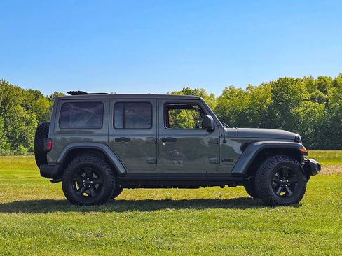 Used 2021 Jeep Wrangler Unlimited Sahara AWD/4WD image 2