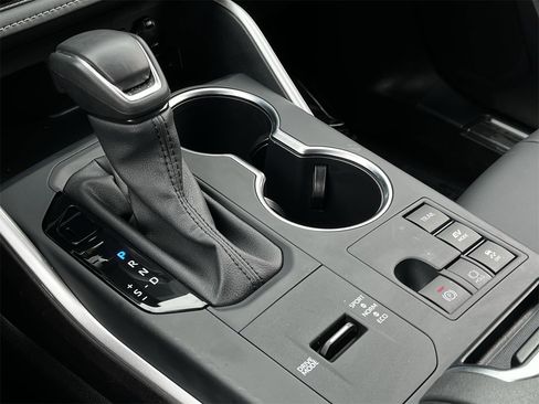 Used 2025 Toyota Highlander XLE image 17