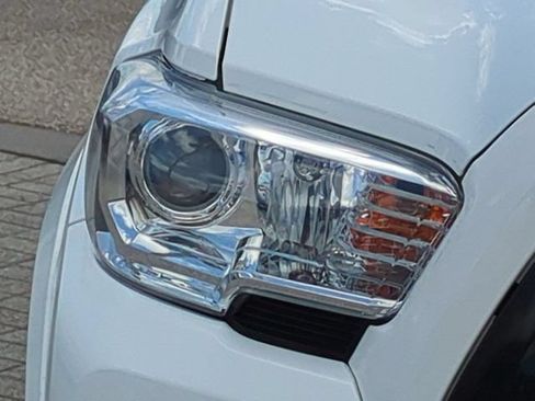 Used 2022 Toyota Tacoma SR5 w/ Technology Package RWD image 10