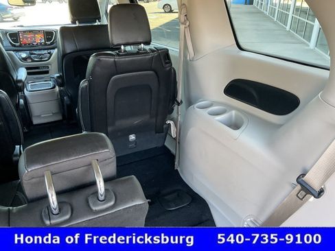 Used 2024 Chrysler Pacifica Touring-L FWD image 27