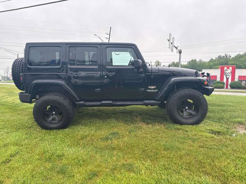 Used 2014 Jeep Wrangler Unlimited Sahara w/ Dual Top Group AWD/4WD image 5