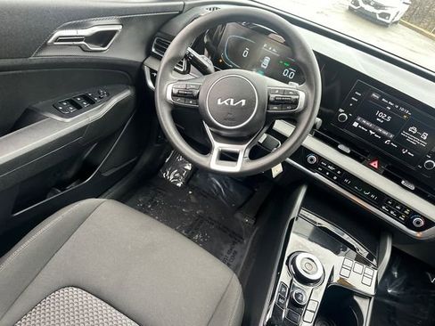 Used 2025 Kia Sportage LX image 19