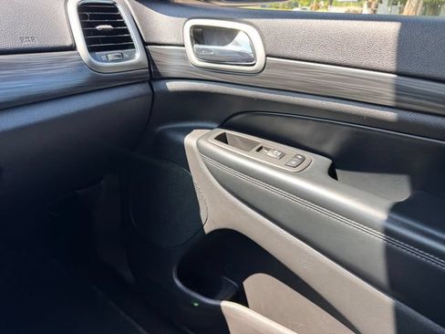 Used 2021 Jeep Grand Cherokee Laredo X AWD/4WD image 23