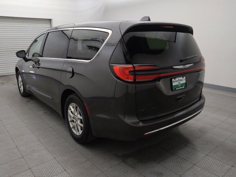 Used 2023 Chrysler Pacifica Touring-L FWD image 5