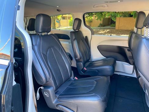 Used 2020 Chrysler Pacifica Touring-L FWD image 52