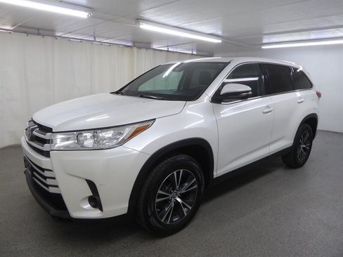 Used 2019 Toyota Highlander LE FWD image 3