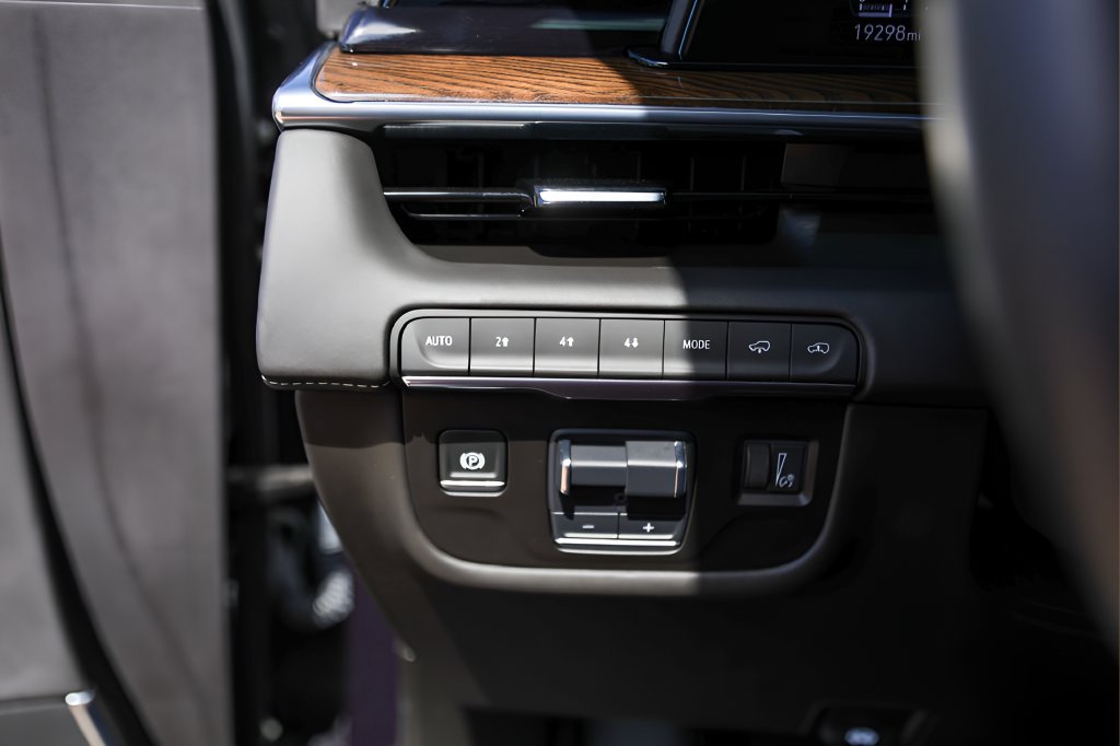 Certified 2024 Cadillac Escalade Premium Luxury Platinum w/ Heavy-Duty Trailer Package AWD/4WD image 15