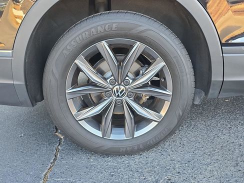 Used 2022 Volkswagen Tiguan SE w/ Panoramic Sunroof Package image 5