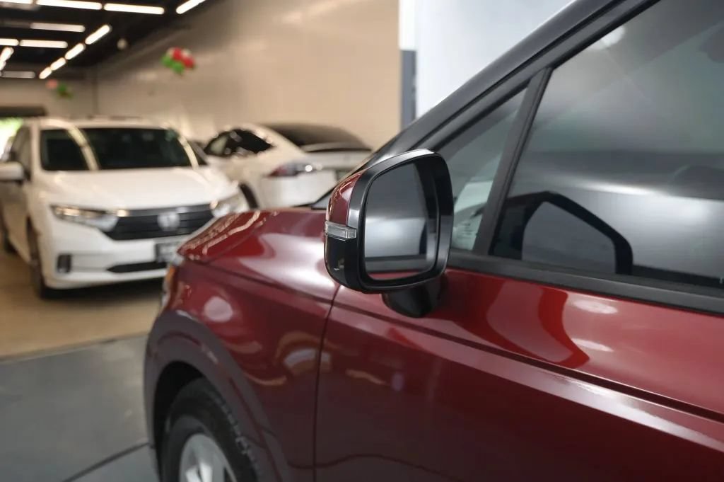 Used 2023 Kia Carnival LX FWD image 12