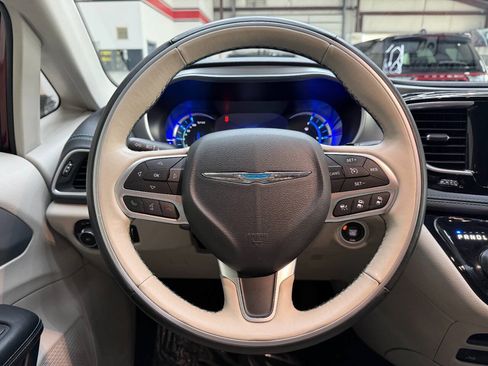 Used 2017 Chrysler Pacifica Platinum FWD image 21