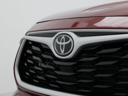 Used 2022 Toyota Highlander XLE FWD image 11