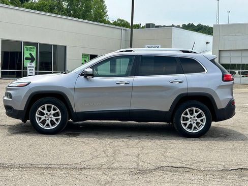 Used 2018 Jeep Cherokee Latitude Plus AWD/4WD image 5