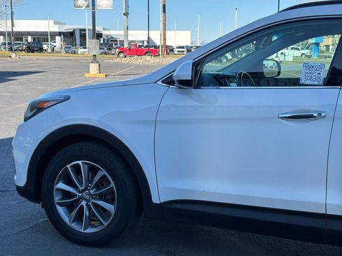 Used 2017 Hyundai Santa Fe SE image 6