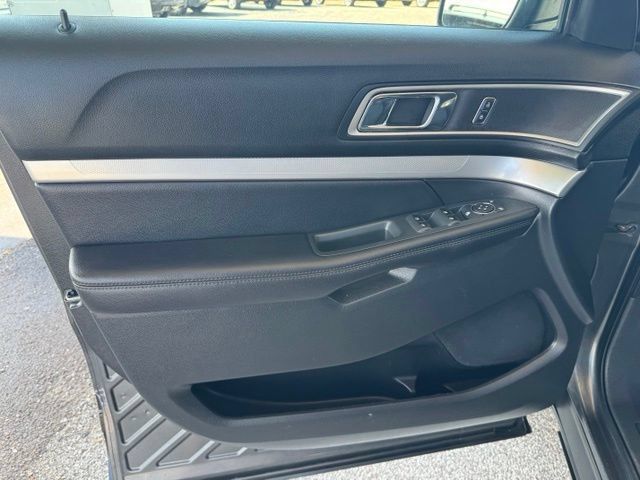 Used 2017 Ford Explorer XLT w/ Equipment Group 201A FWD image 17