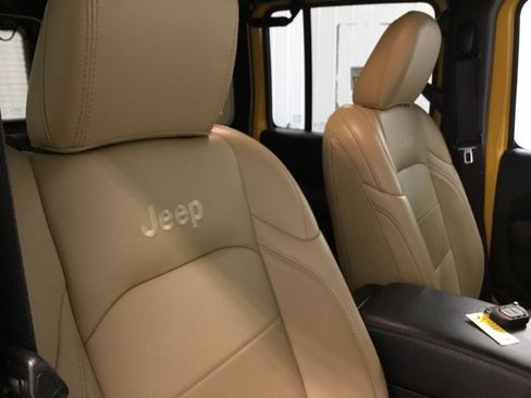 Used 2019 Jeep Wrangler Unlimited Sahara w/ Quick Order Package 24M Moab AWD/4WD image 44